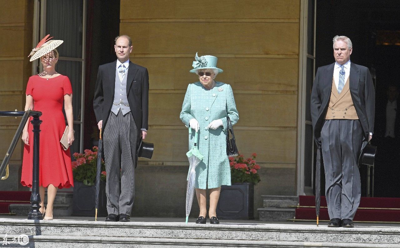 英国女王带着小儿子两口子参加派对 他是女王4个孩子