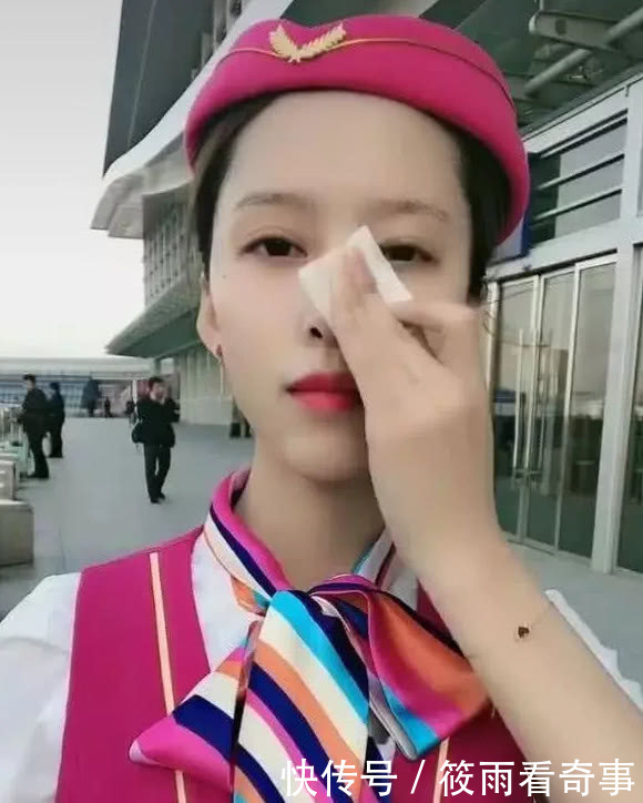 抖音"最美空姐"火了,看到她纯素颜的样子后,网友我想找到孩子的妈妈了