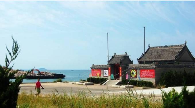 南泓南村位于乳山市海阳所镇,海岸线曲折,潮间带开阔,礁石林立,海洋