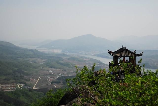 于吉林市丰满区,在吉林市诸多奇山秀水中,朱雀山居吉林市四大名山之首