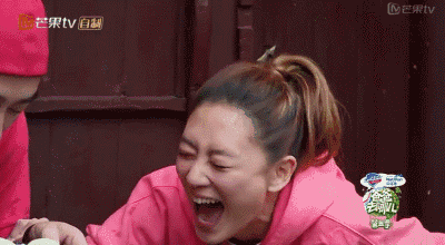 结果小春哥咬了口没熟的馒头根本无法下咽,应采儿看到春哥一副尴尬