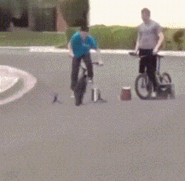 搞笑gif:大爷别害羞,趁年轻尽情撩!