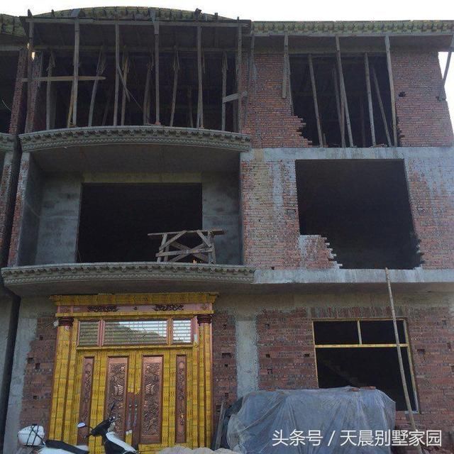 屋顶的檐线和阳台的围栏较精致,花瓶柱起到很好的点缀效果.