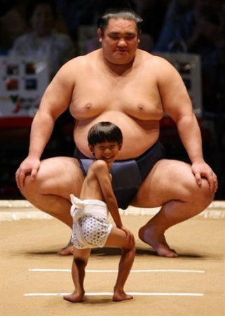 一图告诉你:日本相扑运动员是怎样"炼"成的