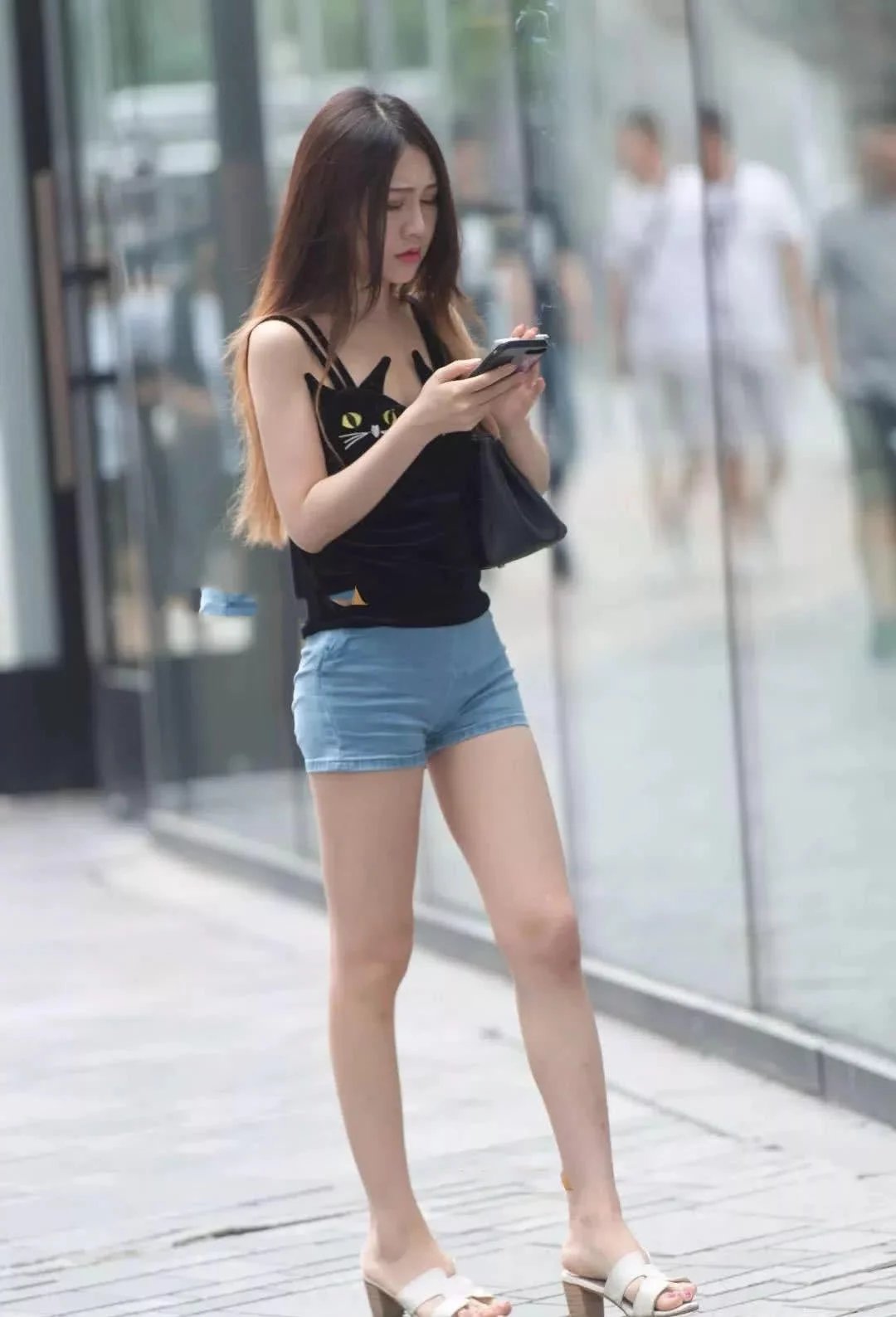女生把短裤脱了视频_瘦瘦的短裤女生_瘦瘦小小的女生