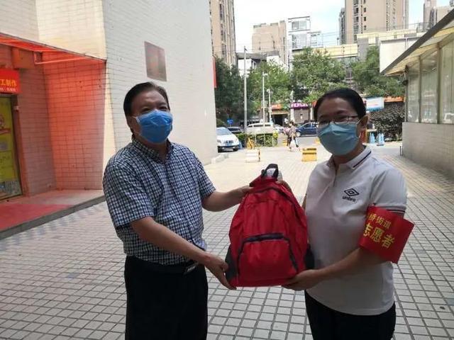 法庭党支部书记李冬冬分别到丰台街道新华街北社区慰问民一庭卢晓芳