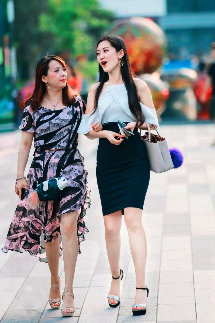街拍:美女姐姐身穿短裙子,很好的展示了她迷人的美腿