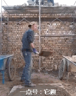 搞笑gif趣图:冒着血光之灾,给大家演示一下女生发型的重要性!