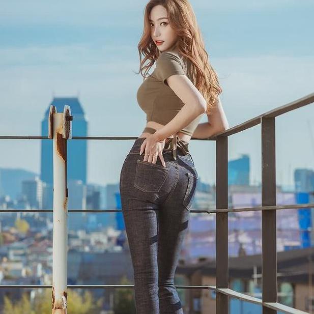 当v身材身材走出健身房后,凹凸惹火的美女,仿佛美女沙街拍欧美图片