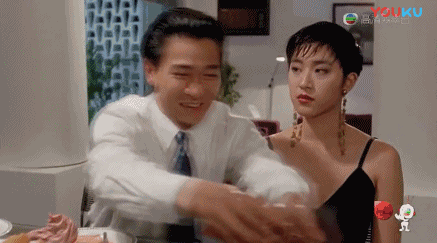 《赌侠1990》里面,她扮演的是向华强的妹妹,高级督察龙九.