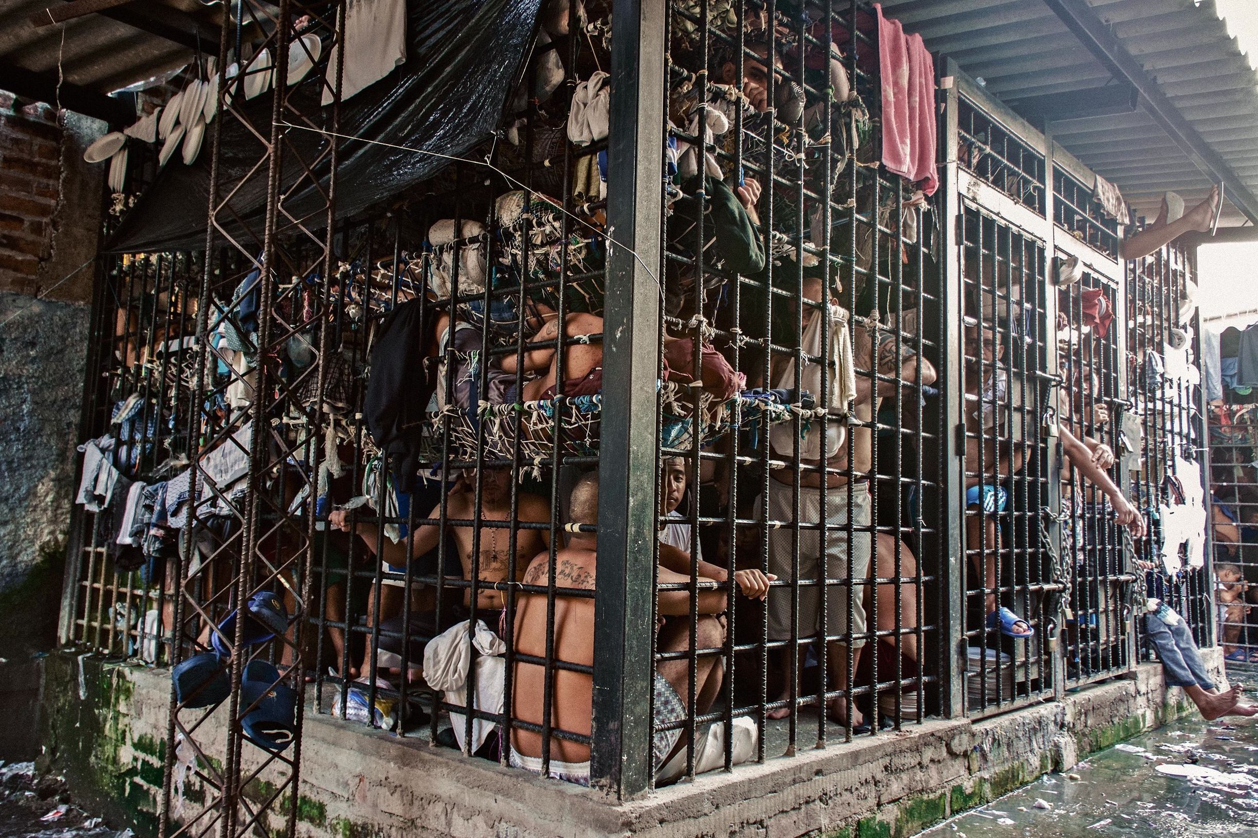 世界上最小的监狱:只有一个大铁笼子,关押着几十名犯人!