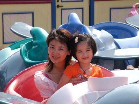 而小李琳和前夫生的女儿曾在《爱你所以离开你》也有过合作哦.