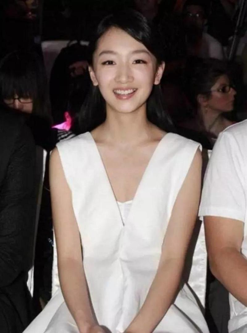 众所周知周冬雨是贵圈儿知名平胸少女,也曾自嘲是二十四岁的年龄十四