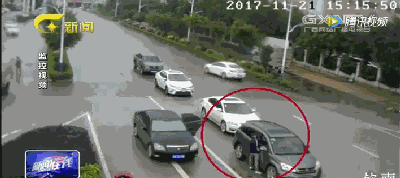 机智女司机加一脚油,把抢劫者甩在路面上