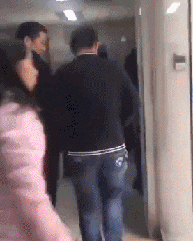 爆笑gif:大哥酒喝多了吧,眼神不太好使