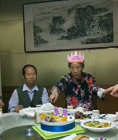 搞笑gif动图--生日快乐!祝老妈数钱数到手抽筋