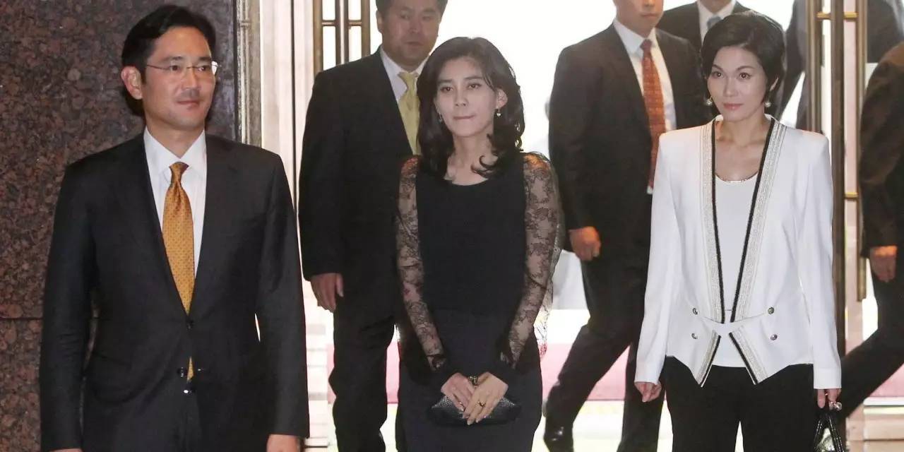 李富真的家世李在,娶的是大财阀的女儿林世玲,哥哥显赫,是十足的抗战电视剧滇江1944图片
