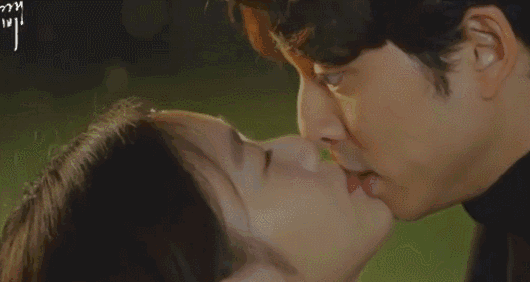 吻得太逼真,电视剧里的尴尬吻戏看起来一点都不甜蜜