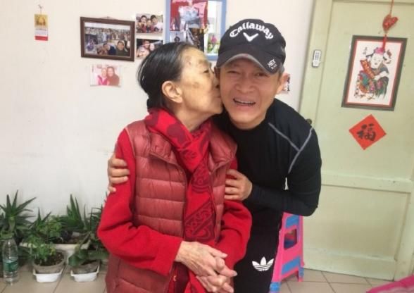 张少华风波后首次露面,与杨志刚亲密合影,网友却说她欠一个道歉