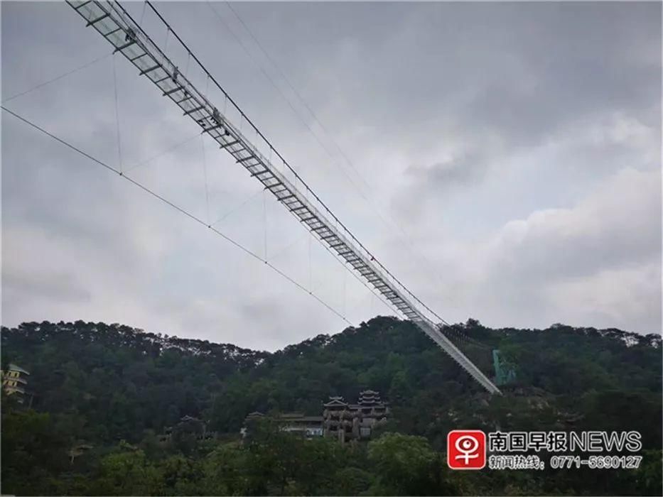 另有消息称,乐业天坑也在筹建玻璃栈道▲南宁龙门水都景区的玻璃桥.