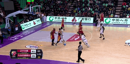郭艾伦对位高诗岩北京时间12月13日,cba常规赛继续进行,辽宁队