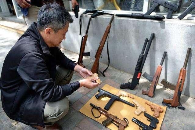 高手在民间:六旬大爷"废木造枪 形象逼真,太厉害了!