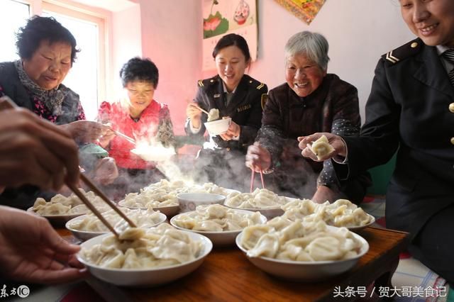 过年人们会