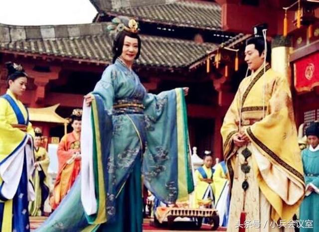 皇帝想废掉后,大臣坚决反对,皇帝无奈脱掉上衣