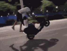 如此作死为何要待着自己的女朋友啊?