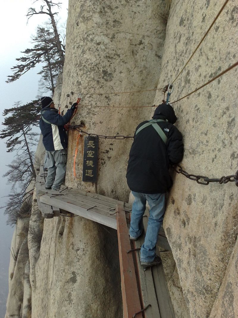 华山栈道一男子解开安全绳坠下悬崖 景区:正在搜寻