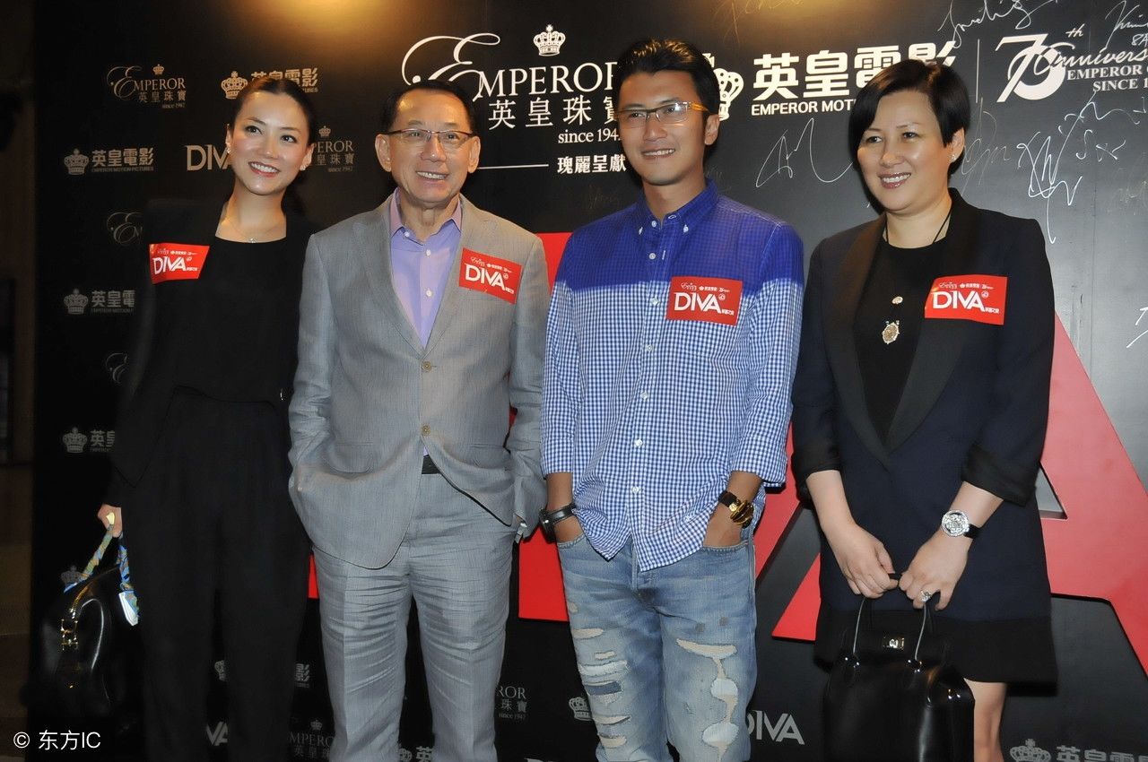 图为霍汶希(左一)与英皇娱乐的负责人杨受成,以及谢霆锋等人.