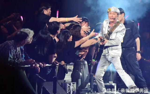 "最佳拍档"近照,70岁许冠杰仍玩音乐,74岁光头佬变这样了