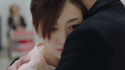 男二回到国内,和女主抱在一起.