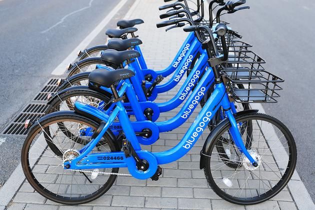 上图是蓝色的小蓝共享单车,色如其名,很恰当!