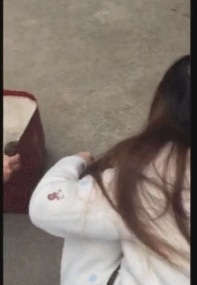 小奶狗被人扔进垃圾桶,两位女学生不怕脏,翻垃圾桶将狗狗救出