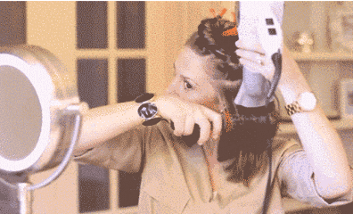 吹头发时,顺着头发生长的方向吹,让毛鳞片闭合,像这样用梳子和吹风