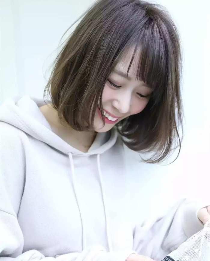 轻熟女偏爱的一款齐肩中长发发型 侧分的碎发薄刘海 蓬松凌乱感发丝