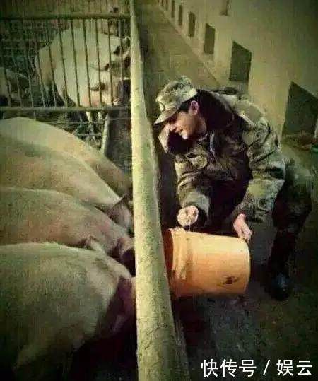 第六个,杨洋,想不到吧,他竟然在猪圈喂猪.