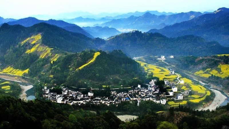 歙县位于安徽省最南端,北倚黄山,东邻杭州,南接千岛湖,是徽州文化的