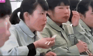 接下来,就是让孩子们把他们杀死的鸡做成可以食用的料理.