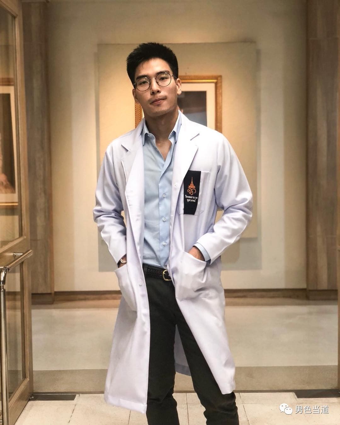 如果男医生这么帅,还是一个肌肉男的话,你还担心去见医生吗?
