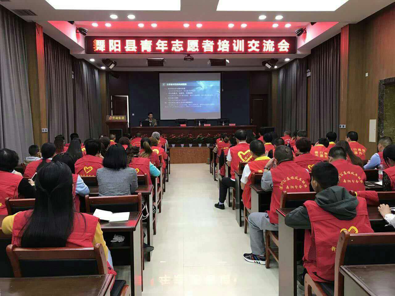 邱新会在做报告.