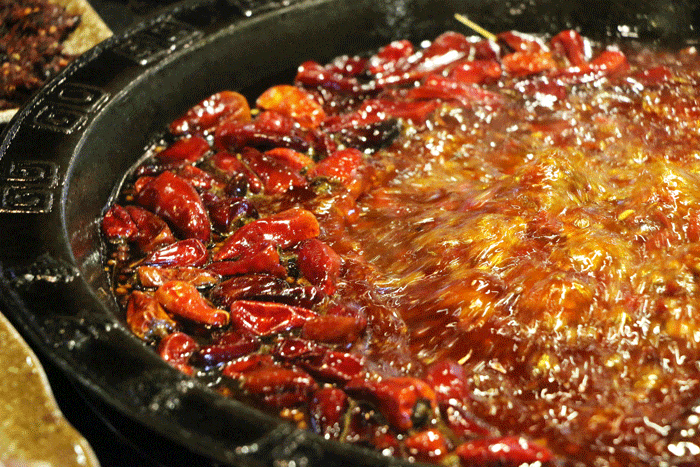 火锅 锅底相当于第一印象 好一份热辣扑鼻的"见面礼 滚烫的红汤锅底