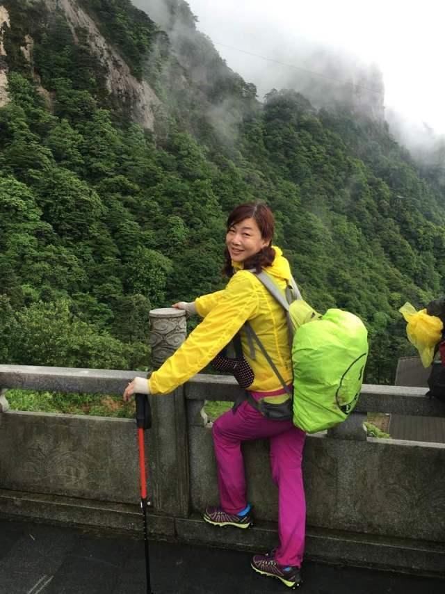 渐渐向山上前美丽的风景美女秀美一个!