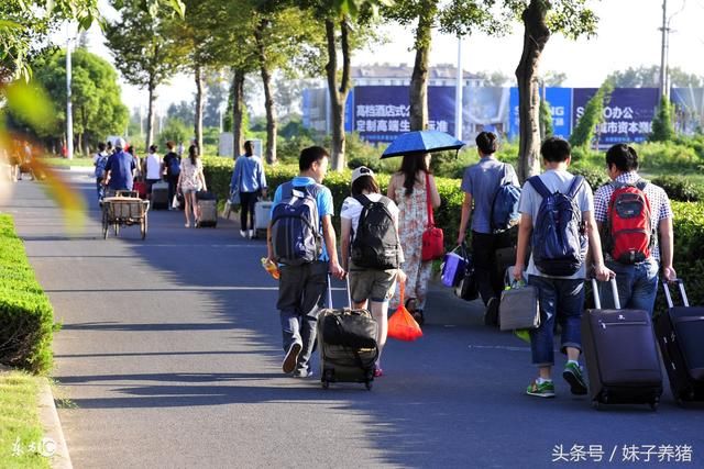 农村孩子去上大学,为什么不想父母一起,背后是什么原因