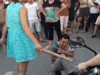 搞笑gif:妹子,你俩穿成这样是想向人说明什么吗?-北京