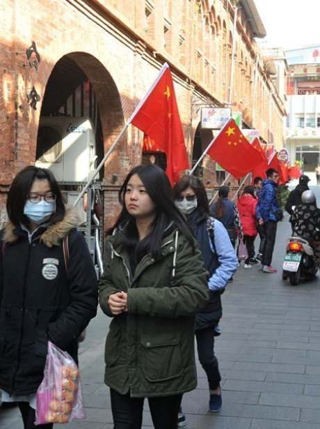 台湾省金门人民是怎么过新年的?直接在街头挂起了五星红旗