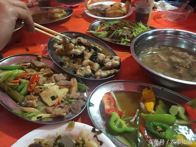 农民办喜事宴请宾客,席间上的这道菜让人都吃不下去了