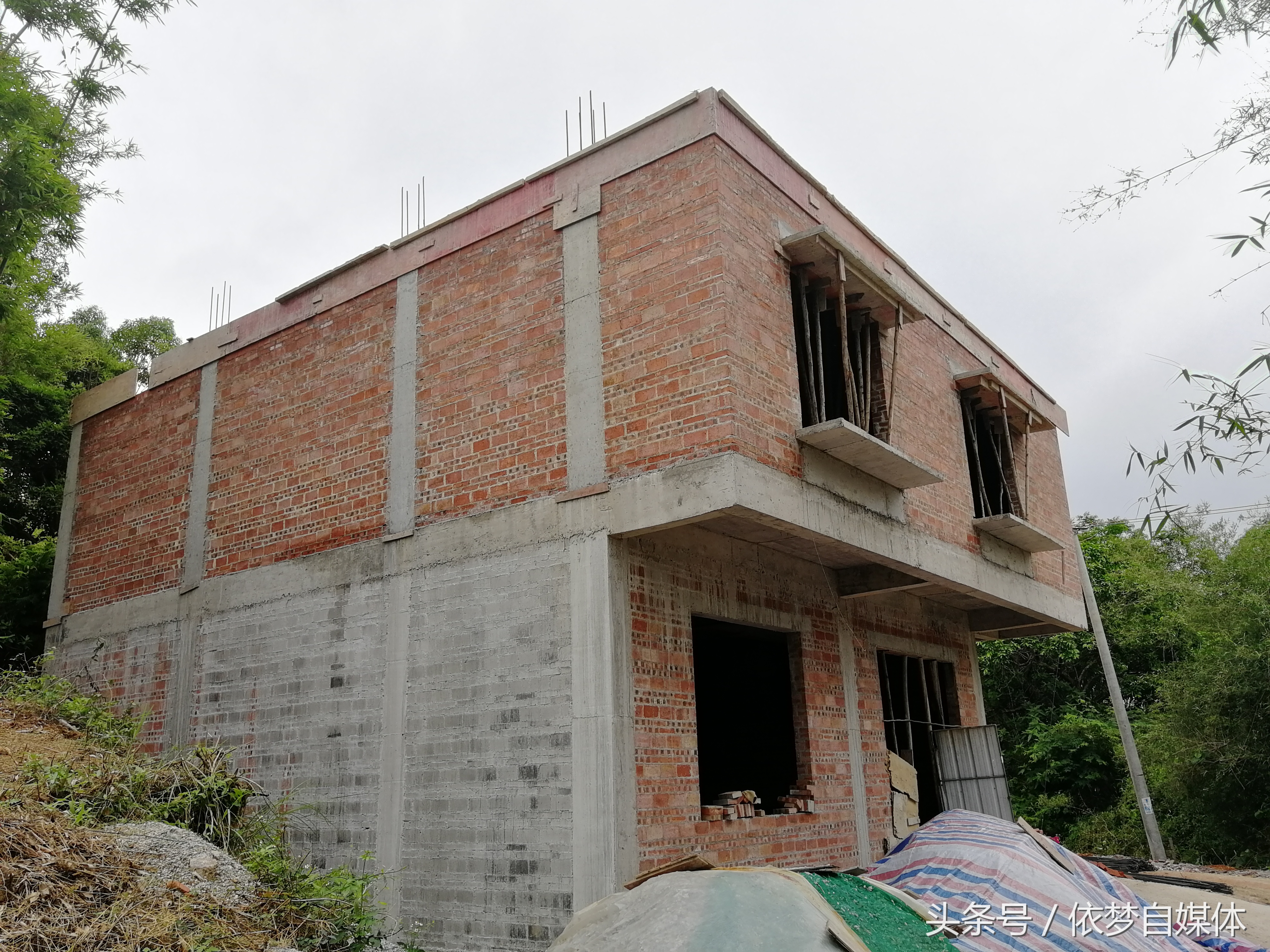 南方农村的自建房,一般采取的是红砖砌成,再加上水泥钢筋建筑.