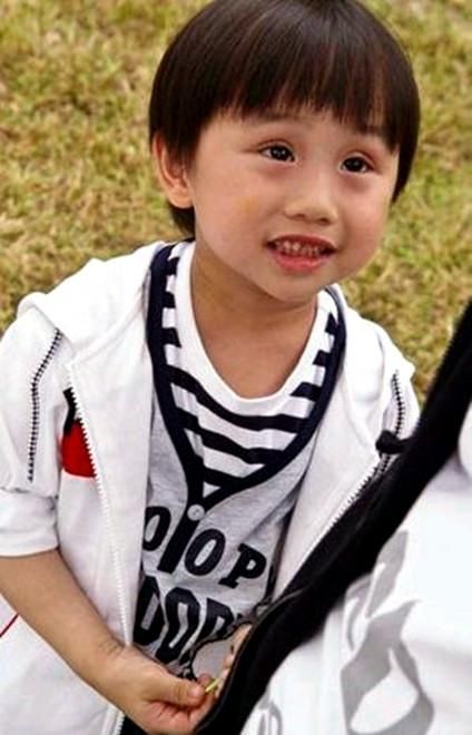 童星仅13岁作品17部,年赚千万供继母整容费,如今长残被亲父狠甩